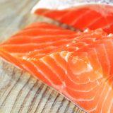 Sushi-Fisch: Waschen oder nicht? Unbedingt!  Sushi-Fisch sollte stets gut gewaschen werden. Vorher muss er 24 Stunden tiefgefroren worden sein, um eventuell vorhandene Fadenwürmer abzutöten.