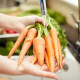 Gemüse: Waschen oder nicht? Ja, bitte  Waschen mit lauwarmem Wasser schwemmt eventuell vorhandene Staub- und Erdreste sowie Blattläuse und Wurmeier ab. Auch Krankheitskeime und Pestizide lassen sich so reduzieren.