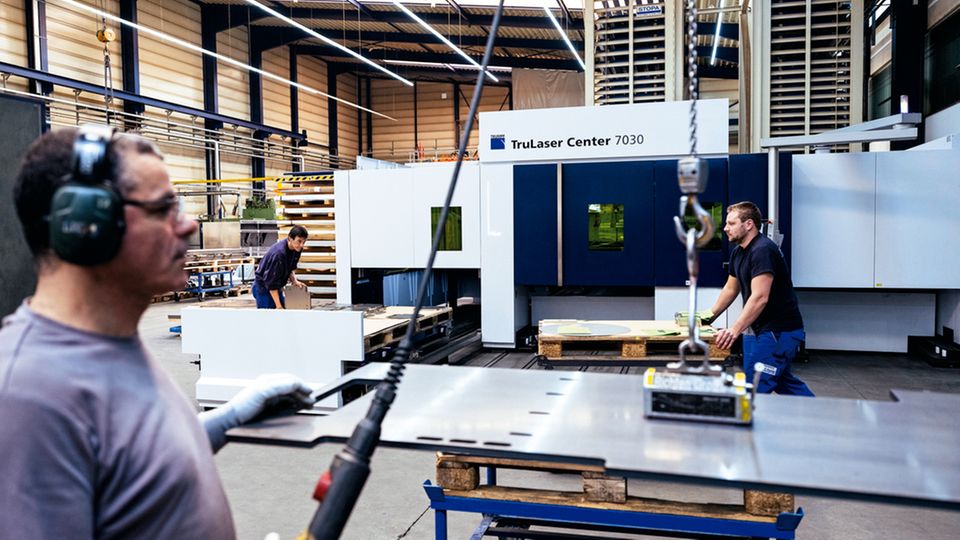 Digitalisierung konkret: Übermaschine: Bei der Firma H. P. Kaysser läuft die L26 im Alltag. Im blauen Kasten brennt der Laser, links werden die automatisch sortierten Teile entnommen. Theoretisch ersetzt sie drei Viertel der Jobs Übermaschine: Bei der Firma H. P. Kaysser läuft die L26 im Alltag. Im blauen Kasten brennt der Laser, links werden die automatisch sortierten Teile entnommen. Theoretisch ersetzt sie drei Viertel der Jobs