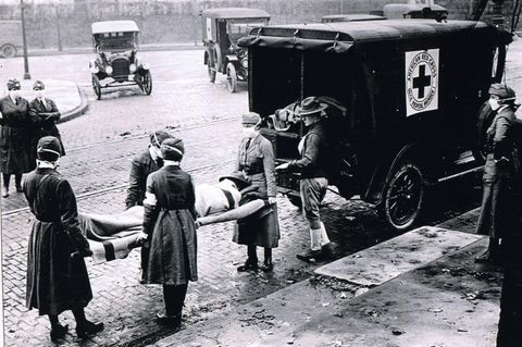 Spanische Grippe: In St. Louis in Missouri, USA, tragen Krankenschwestern der amerikanischen Roten Kreuzes eines Erkrankten.