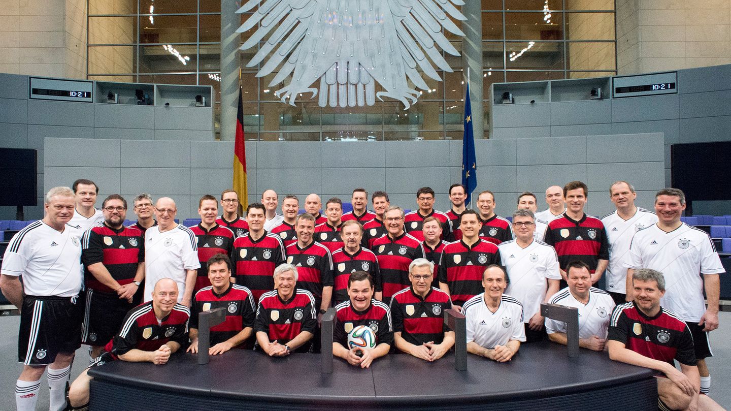 Der FC Bundestag im Plenarsaal des Bundestags in Berlin.