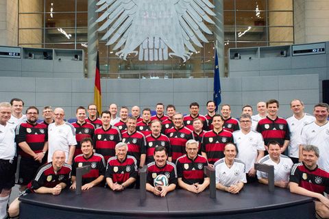 Der FC Bundestag im Plenarsaal des Bundestags in Berlin.