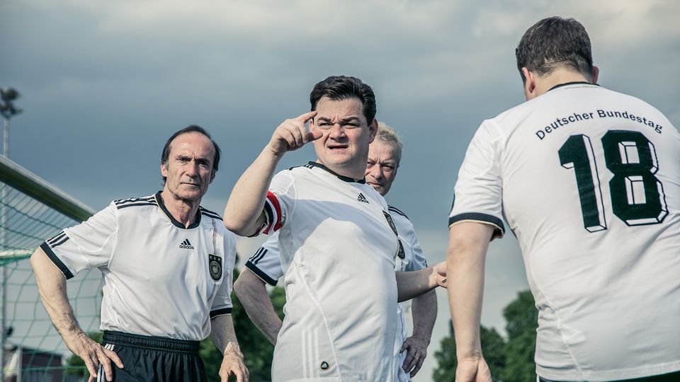 Der Kapitän des FC Bundestag, Marcus Weinberg (m.), mit seinem Team beim Training.