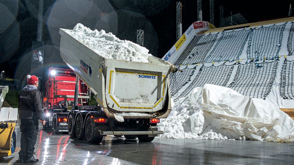Wintersport: Die Schneefabrik: In der Skihalle in Neuss können 80 Kubikmeter am Tag produziert werden Die Schneefabrik: In der Skihalle in Neuss können 80 Kubikmeter am Tag produziert werden