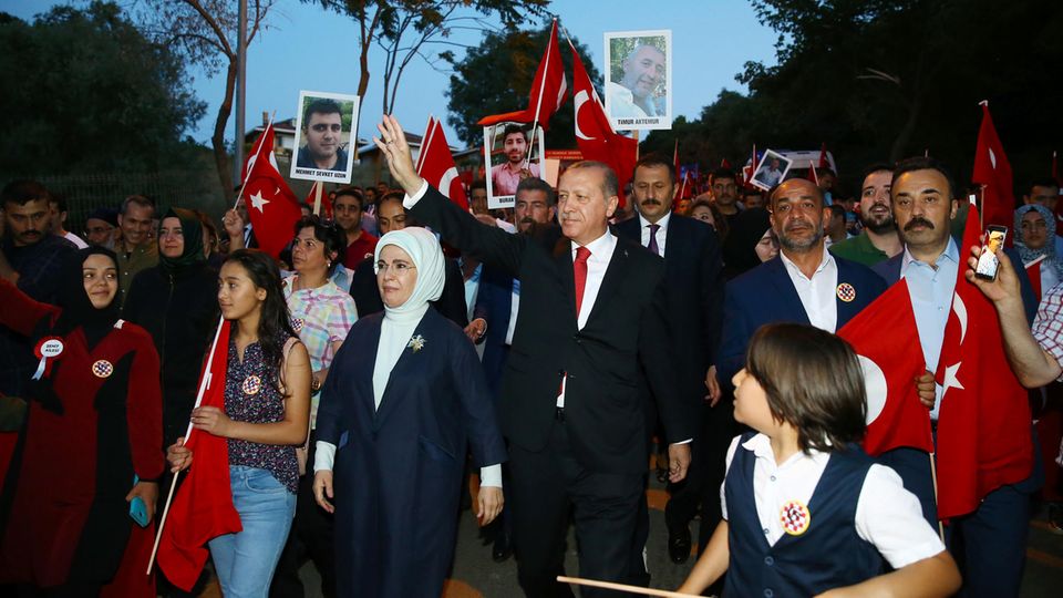 Präsident Erdogan und seine Frau Emine beim Jahrestag des Putschs im Juli 2017