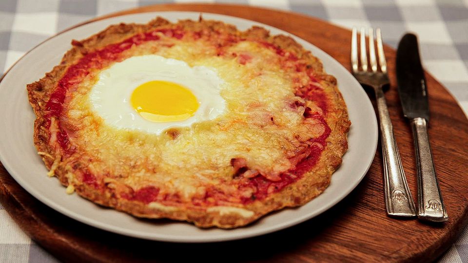 Mit dieser leckeren Low-Carb-Pizza brechen Sie garantiert keine guten Vorsätze Mit dieser leckeren Low-Carb-Pizza brechen Sie garantiert keine guten Vorsätze