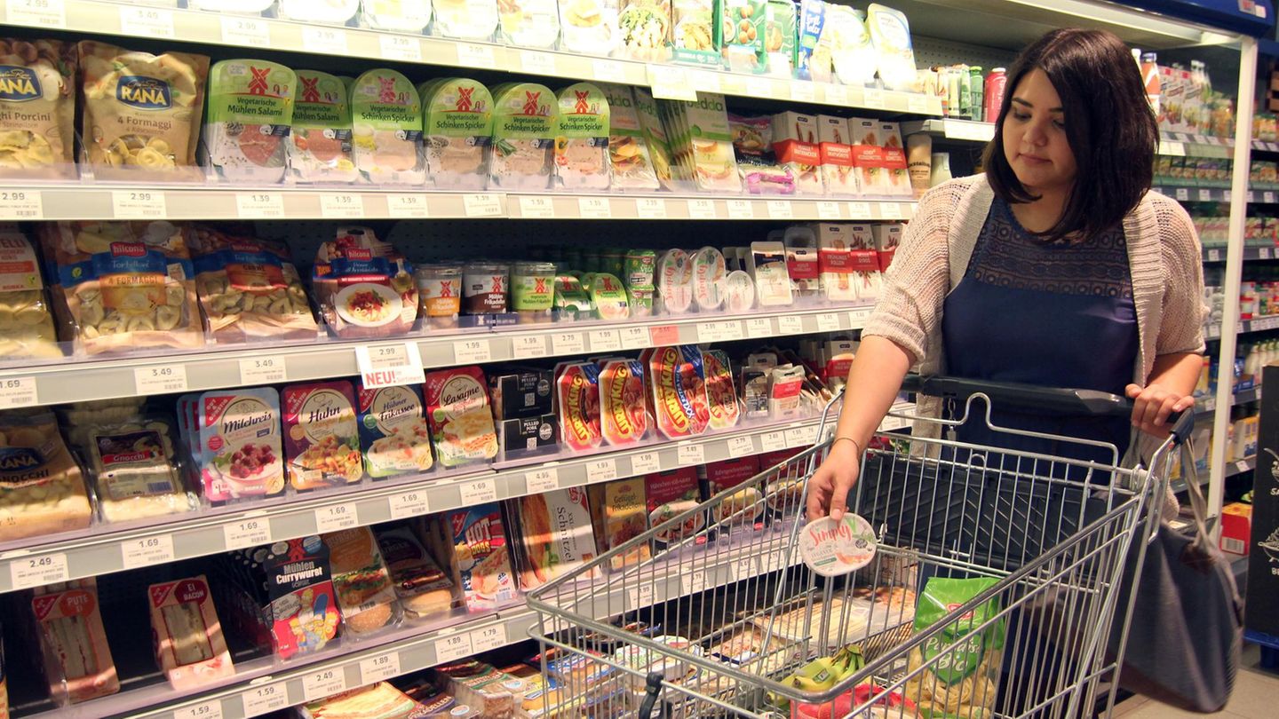 Eine Vegetarierin kauft im Supermarkt ein