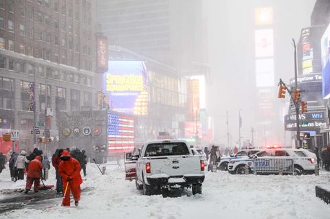 "Bombenzyklon" in den USA: Ein Räumfahrzeug fährt in New York über eine verschneite Straße