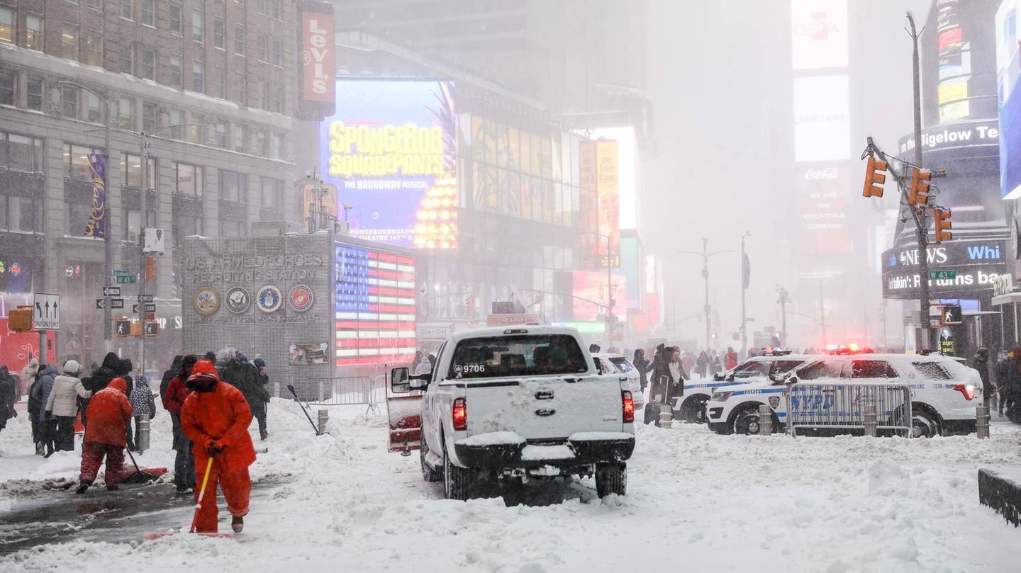 "Bombenzyklon" in den USA: Ein Räumfahrzeug fährt in New York über eine verschneite Straße