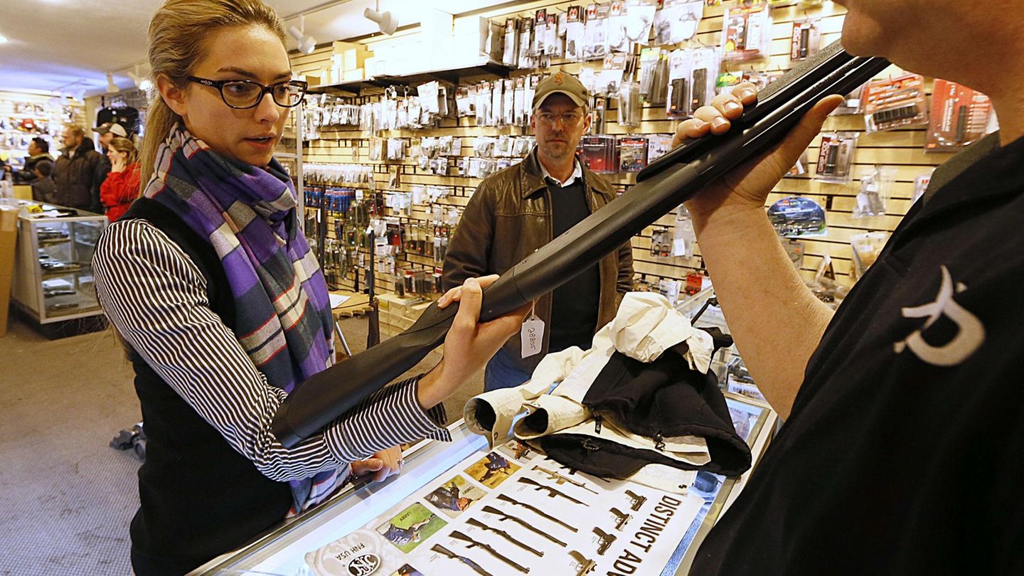 Derartige Shotguns sind in den USA ebenfalls beliebt. Mit verschießen Grobschrot. Ihr Vorteil: Der Schütze muss nur in die Richtung des Ziels schießen, um zu treffen.