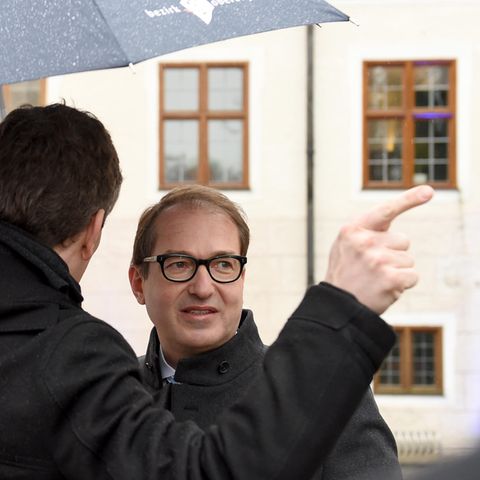 Blick geht stramm nach rechts - Alexander Dobrindt bekommt einen Fingzeig