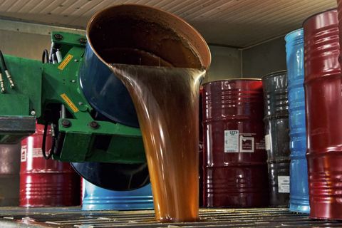 Der mit billigem Sirup gestreckte Honig wird in riesigen Fässern verschifft