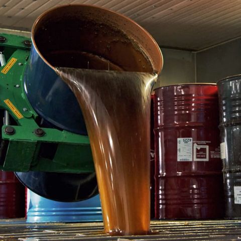 Der mit billigem Sirup gestreckte Honig wird in riesigen Fässern verschifft