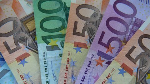 Euro-Geldscheine aufgefächert: Topmanager haben schon jetzt Durchschnitts-Jahreseinkommen in der Tasche
