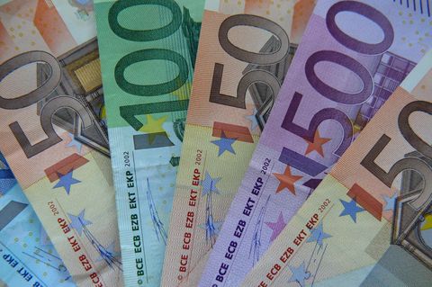 Euro-Geldscheine aufgefächert: Topmanager haben schon jetzt Durchschnitts-Jahreseinkommen in der Tasche
