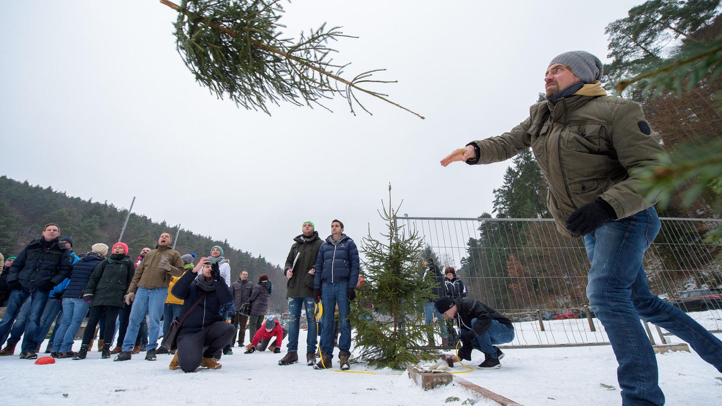 Weltmeisterschaft im Weihnachtsbaumwerfen-Dreikampf