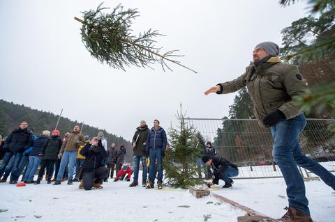 Weltmeisterschaft im Weihnachtsbaumwerfen-Dreikampf