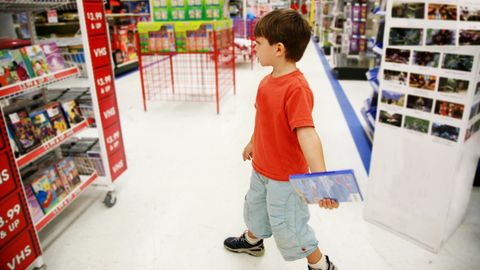 Kleiner Junge im Spielzeug-Laden