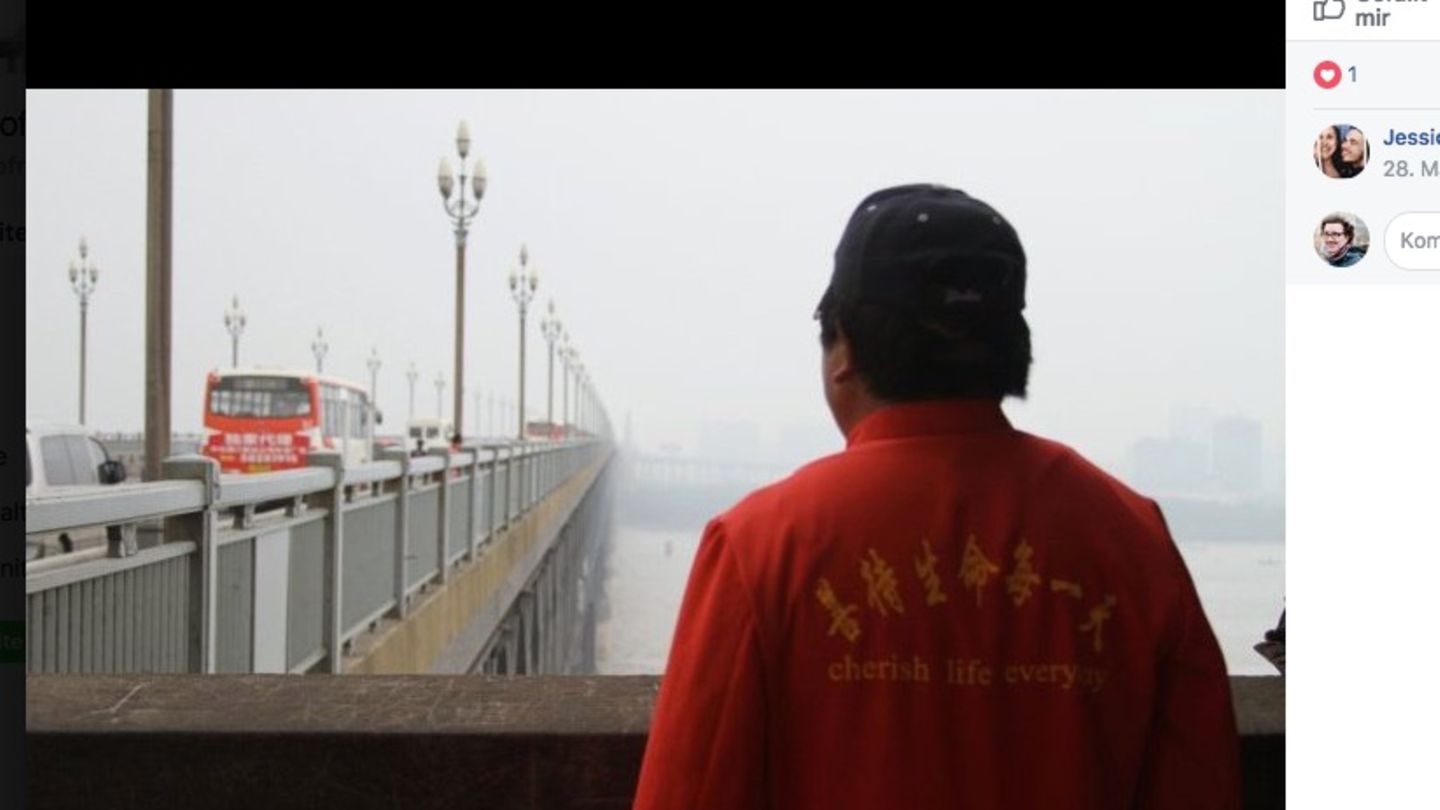 Lebensretter Chen Si blickt auf die Jangtse-Brücke