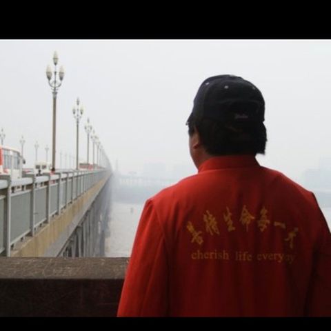 Lebensretter Chen Si blickt auf die Jangtse-Brücke