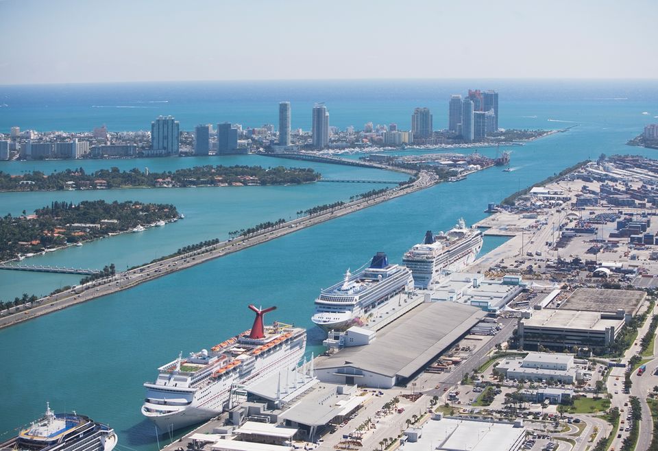 Parallel zum Anleger verläuft der Schellstraße, der MacArthur Causeway, zum Südende von Miami Beach.