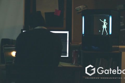 Perfekt: Azuma Hikari leistet ohne zu Murren bei stundenlangen Gamesessions Gesellschaft.