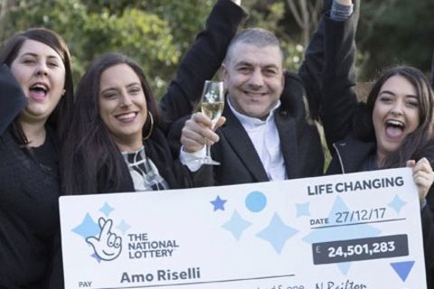 Jackpot geknackt: Nach schwerem Schicksalsschlag: Taxifahrer gewinnt 24 Millionen Pfund im Lotto