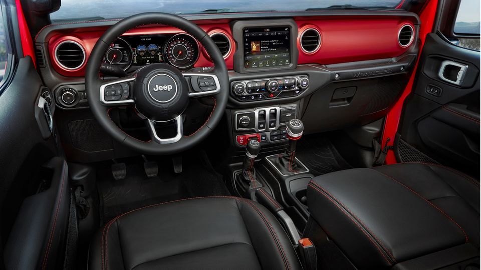 Jeep Wrangler 2018: Neuseeland - Das Wrangler-Cockpit wirkt hochwertiger und moderner als bisher - ohne den rauen Charakter zu verlieren. Neuseeland - Das Wrangler-Cockpit wirkt hochwertiger und moderner als bisher - ohne den rauen Charakter zu verlieren.