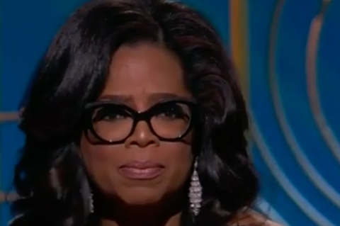 Vor einer blauen Wand mit "Golden Globe Awards"-Logos hält Oprah Winfrey ihre Trophäe in die Kameras