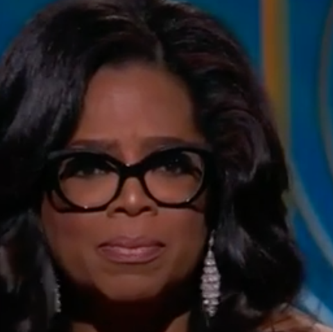 Vor einer blauen Wand mit "Golden Globe Awards"-Logos hält Oprah Winfrey ihre Trophäe in die Kameras