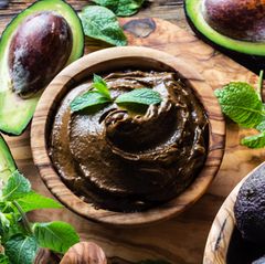 Eine Schokomousse, die nicht nur lecker, sondern auch gesund ist - und das mit nur drei Zutaten? Ja, das gibt es wirklich - mit Avocado. Hier geht's zum Rezept!