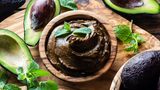 Eine Schokomousse, die nicht nur lecker, sondern auch gesund ist - und das mit nur drei Zutaten? Ja, das gibt es wirklich - mit Avocado. Hier geht's zum Rezept!