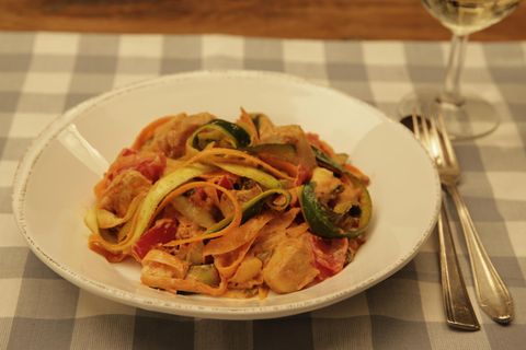 Low-Carb-Rezept: Lecker ohne Pasta: Gemüse-Bandnudeln mit Hähnchen und Tomate