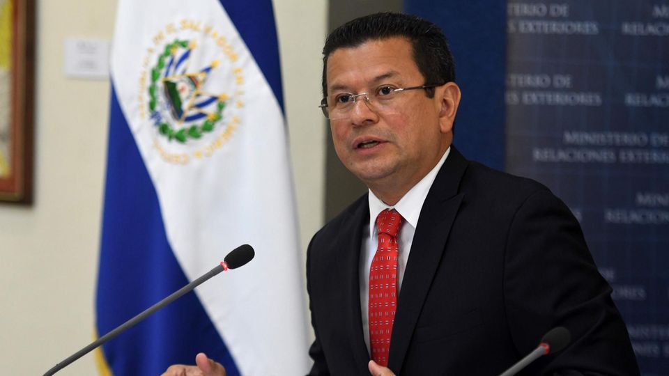 El Salvadors Außenminister reagiert auf Aufhebung des Schutzstatus in den USA