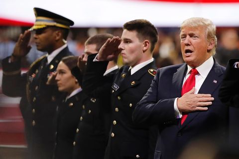 Hat Donald Trump den Text der Nationalhymne vergessen?
