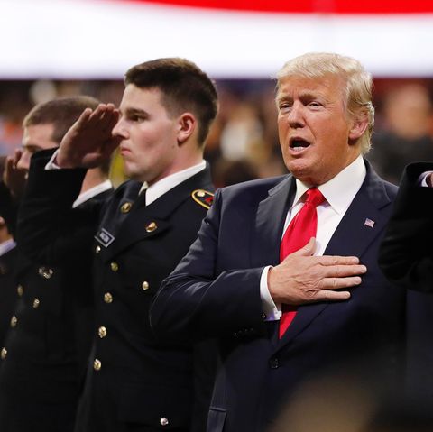 Hat Donald Trump den Text der Nationalhymne vergessen?