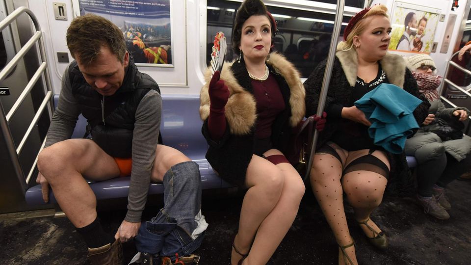 Mehrere Personen sitzen ohne Hose in der New Yorker U-Bahn