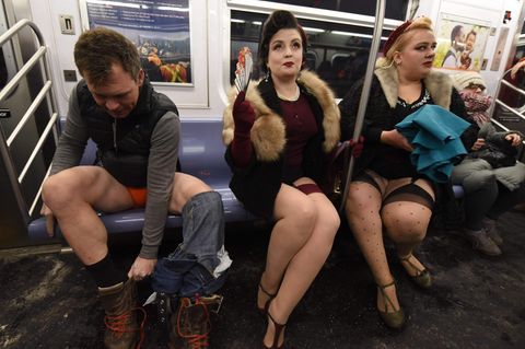 Mehrere Personen sitzen ohne Hose in der New Yorker U-Bahn