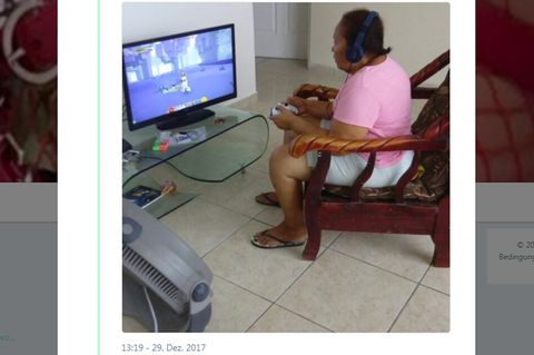 Oma spielt Xbox
