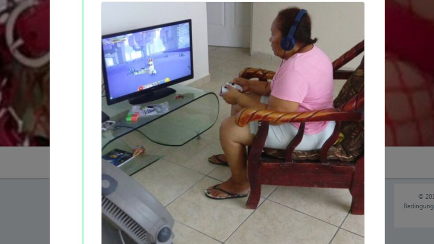 Oma spielt Xbox