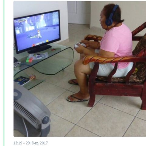Oma spielt Xbox