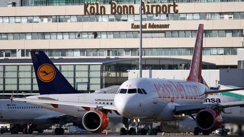 Wegen eines Lochs in der Rollbahn können seit Dienstagvormittag keine Flugzeuge am Airport Köln-Bonn landen. Starts seien nur vereinzelt möglich.