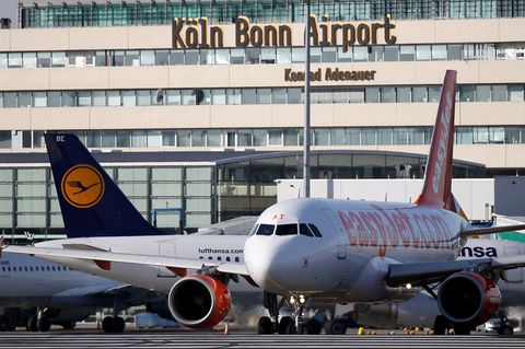 Wegen eines Lochs in der Rollbahn können seit Dienstagvormittag keine Flugzeuge am Airport Köln-Bonn landen. Starts seien nur vereinzelt möglich.