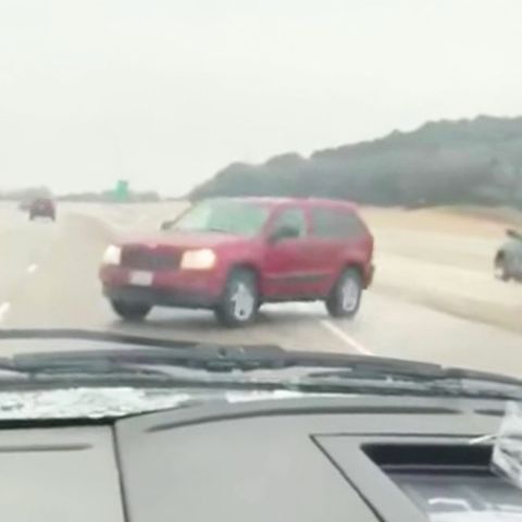 Blitzeis in Texas: Irre Pirouette: Dieser SUV-Fahrer hat mehr Glück als Verstand