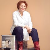 Tanja Stoltenberg, 48, 1,72 Meter, 87 Kilo, Stylistin, würde gern acht Kilo abnehmen  "Seit ich nach Hamburg gezogen bin und ein neues Studio aufgemacht habe, nehme ich überhaupt keine regelmäßigen Mahlzeiten mehr zu mir. Es kam alles auf einmal, neue Kunden, neue Aufgaben, neuer Freundeskreis. Ich gehe oft ohne Frühstück aus dem Haus und ernähre mich von Sandwiches und Kuchen vom Bäcker, phasenweise esse ich viel Schokolade. Zum Glück hat nun ein Supermarkt in der Nähe eröffnet, und da hole ich mir mittags einen Salat oder eine warme Mahlzeit. In den vergangenen Jahren kamen Essen und Genuss einfach zu kurz. Ich wusste nicht, wie ich es in meinen Alltag einbauen sollte."  Die Empfehlung der Expertin*: Schonkost  Bei Frau Stoltenberg geht es vor allem um die Wiederherstellung einer Essstruktur, nicht so sehr ums Abnehmen, auch wenn ihr BMI mit 29,4 recht hoch ist. Dazu gehört es, Mahlzeiten und Einkaufen vorzuplanen, sich zum Beispiel eine Gemüsekiste zu abonnieren. Ihr Lebensstil hat zu einem Mangel an wichtigen Nährstoffen wie Eiweißen, Kohlenhydraten, Ballaststoffen sowie guten Fetten geführt. Ich empfehle ihr eine vitalstoffreiche Schonkost, eine Analyse im Labor mit anschließendem Aufbau der Darmflora. Wenn Frau Stoltenberg ihre tägliche Energiezufuhr von derzeit etwa 2360 kcal um 20 Prozent reduziert (1890 kcal), wird sie abnehmen. Um den Stress auszugleichen, sind kurze Übungen für die Atem- und Muskelentspannung wirkungsvoll.  *Die Hamburger Ökotrophologin Birgit Schramm beriet die Redaktion und arbeitete die individuellen Empfehlungen aus