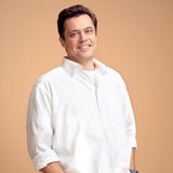 Adam Lewandowski, 39, 1,81 Meter, 98 Kilo, Vertriebsleiter, will 2018 zehn Kilo abnehmen  "Früher habe ich Fast Food geliebt, doch als ich 116 Kilo wog, wollte ich etwas ändern. Nun esse ich morgens ein kleines Frühstück, mittags nur einen Salat. Abends hab ich dann natürlich Heißhunger. Ich verzichte auf Kohlenhydrate wie Nudeln, Kartoffeln, Reis, Brot. Dafür esse ich gern Fleisch und viel Salat, manchmal mit zwei Dosen Thunfisch. Auch eine Packung salzige Erdnüsse muss gelegentlich sein. Wenn ich ins Fitnessstudio gehe oder jogge, ist das auch okay. Aber das gelingt nicht immer. Vor zwei Jahren habe ich 13 Kilo abgenommen und bin zwei Halbmarathons gelaufen. Nun stagniert mein Gewicht, beim Laufen schmerzen die Knie. Meine Frau und ich haben uns zum Hamburger Triathlon angemeldet. Bis dahin möchte ich nicht nur fit sein, sondern auch leichter."  Die Passende Diät: Low-Carb, leicht abgewandelt  Mit einem BMI von knapp 30 ist Herr Lewandowski übergewichtig, doch er könnte recht einfach ein Kilo pro Monat verlieren: Ausgehend von dem berechneten Grundumsatz (1883 kcal) plus Leistungsumsatz müsste er seine tägliche Kalorienzufuhr von 3000 auf 2240 kcal senken. Da er viel Sport macht, ist sein Stoffwechsel super in Form. Gegen den Heißhunger hilft, die Tagesenergie besser zu verteilen: Frühstück 25 Prozent (550 kcal); Zwischenmahlzeit 10 Prozent (220 kcal), Mittag 30 Prozent (660 kcal); Zwischenmahlzeit 10 Prozent (220 kcal), Abend 25 Prozent (550 kcal). Durch seine Verbote – keine Kohlenhydrate – entsteht ein restriktives Verhalten, das passt nicht zum flexiblen Familienessen. Ich empfehle eine modifizierte Low-Carb-Diät, mit eiweißbetonten, vollwertigen Zwischenmahlzeiten und mehr Kohlenhydraten an Trainingstagen.