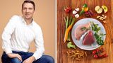 Jens Töpper, 45, 1,89 Meter, 91 Kilo, SAP-Berater, will gern sechs Kilo abnehmen  "Ich bin beruflich häufig zwei, drei Tage in der Woche unterwegs, dann frühstücke ich im Hotel, gern Nutella-Brot, Schokocroissants und Kuchen. Ich bin auf jeden Fall ein Zuckertyp. Ich habe vor fünf Jahren aufgehört zu rauchen, seitdem esse ich vermutlich mehr Süßigkeiten. Ich wog immer 74 Kilo, inzwischen bin ich bei über 90. Sport kann ich nicht regelmäßig machen – wenn es gut läuft, schaffe ich es, ein-, zweimal die Woche 30 Minuten zu schwimmen. Und ich treffe mich zum Radfahren mit Freunden. Ich habe im Herbst drei Wochen lang versucht, komplett auf Zucker zu verzichten. Ich hatte richtige Entzugserscheinungen."  Den Überblick behalten – etwa mit Weight Watchers  Herr Töpper liegt mit einem BMI von 25 erst an der Grenze zum Übergewicht. Doch gesund isst er nicht – er ernährt sich überwiegend von Zucker und Fett. So riskiert er, weiter zuzunehmen. Um Gewicht zu verlieren, müsste er seinen täglichen Energiebedarf von derzeit 2695 kcal um ein Drittel reduzieren; auf 1800 kcal. Dabei hilft es, ein Essprotokoll zu führen oder eine Diät wie Weight Watchers zu machen; viele Männer mögen das Punktezählen, weil es ihren Ehrgeiz weckt. Plus: Sport! Beginnend mit täglich 30 Minuten spazieren gehen sowie Muskelaufbau zweimal pro Woche. Grundsätzlich gilt für alle Zuckerliebhaber: erst den Hunger stillen, dann die Lust auf Süßes befriedigen.