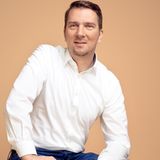 Jens Töpper, 45, 1,89 Meter, 91 Kilo, SAP-Berater, will gern sechs Kilo abnehmen  "Ich bin beruflich häufig zwei, drei Tage in der Woche unterwegs, dann frühstücke ich im Hotel, gern Nutella-Brot, Schokocroissants und Kuchen. Ich bin auf jeden Fall ein Zuckertyp. Ich habe vor fünf Jahren aufgehört zu rauchen, seitdem esse ich vermutlich mehr Süßigkeiten. Ich wog immer 74 Kilo, inzwischen bin ich bei über 90. Sport kann ich nicht regelmäßig machen – wenn es gut läuft, schaffe ich es, ein-, zweimal die Woche 30 Minuten zu schwimmen. Und ich treffe mich zum Radfahren mit Freunden. Ich habe im Herbst drei Wochen lang versucht, komplett auf Zucker zu verzichten. Ich hatte richtige Entzugserscheinungen."  Den Überblick behalten – etwa mit Weight Watchers  Herr Töpper liegt mit einem BMI von 25 erst an der Grenze zum Übergewicht. Doch gesund isst er nicht – er ernährt sich überwiegend von Zucker und Fett. So riskiert er, weiter zuzunehmen. Um Gewicht zu verlieren, müsste er seinen täglichen Energiebedarf von derzeit 2695 kcal um ein Drittel reduzieren; auf 1800 kcal. Dabei hilft es, ein Essprotokoll zu führen oder eine Diät wie Weight Watchers zu machen; viele Männer mögen das Punktezählen, weil es ihren Ehrgeiz weckt. Plus: Sport! Beginnend mit täglich 30 Minuten spazieren gehen sowie Muskelaufbau zweimal pro Woche. Grundsätzlich gilt für alle Zuckerliebhaber: erst den Hunger stillen, dann die Lust auf Süßes befriedigen.