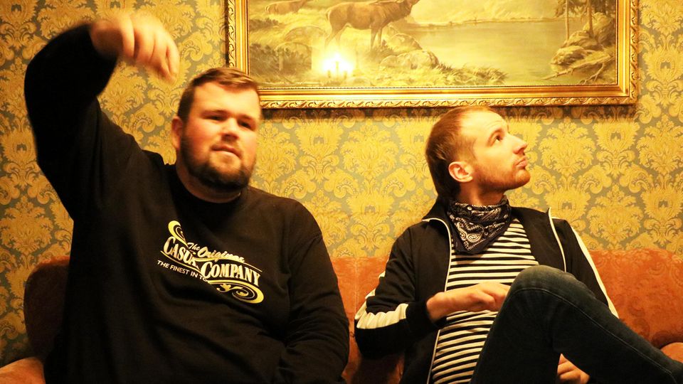 Feine Sahne Fischfilet beim Interview in Hamburg Monchi Gorkow und Christoph Sell beim Interview in einem Burgerladen