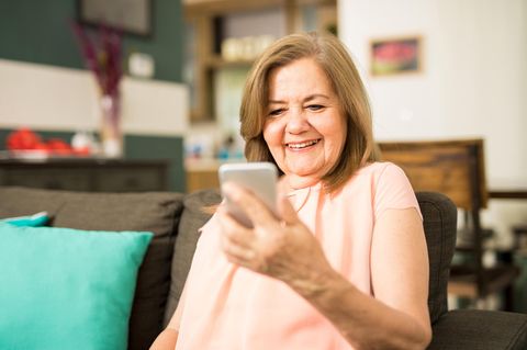 Ältere Frau am Handy